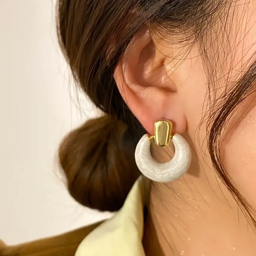 NEW| Timeless Shimmering Hollow Round Silver Posts Hypoallergenic Earrings - Picture 1 of 5